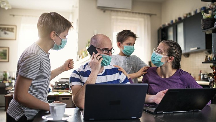 Keluarga mengenakan masker Father trying to work from home. His daughter is doing homework and asking for help. Younger boys are playing and being naughty. Family is wearing surgical mask to stop spreading of the coronavirus in the family.



BMPCC4K , RAW Q0