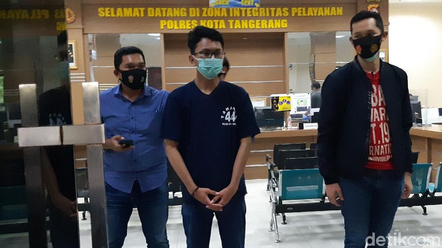 Melihat Lagi Tampang Pelaku Pencoret Musala 'Saya Kafir' Satrio Katon Nugroho, pelaku pencoretan Musala Darussalam di Pasar Kemis, Tangerang, meyakini bahwa aksinya tersebut sebagai kebenaran.