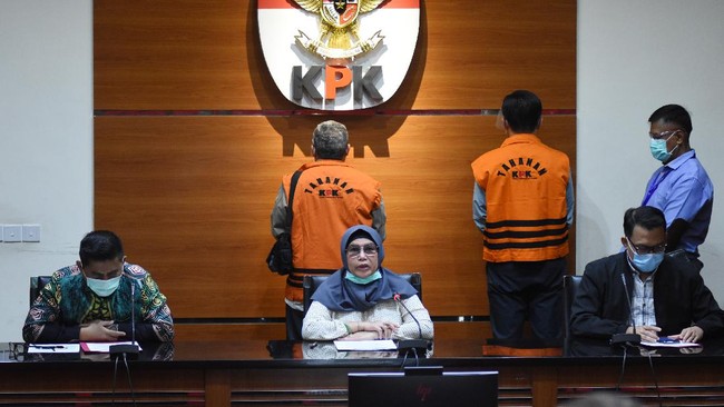 KPK menetapkan dua anggota DPRD Jabar sebagai tersangka dalam kasus korupsi bantuan keuangan Provinsi Jabar untuk Kabupaten Indramayu.