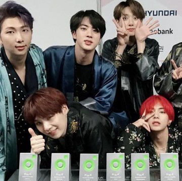 Penampilan Ganteng BTS Pakai Hanbok Modern