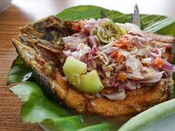 5 Tempat Makan Ini Punya Pecak Ikan yang Terkenal Enak