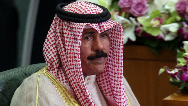 Sheikh Nawaf al-Ahmad al-Jaber al-Sabah menjadi emir baru Kuwait menggantikan saudaranya Sheikh Sabah al-Ahmad al-Jaber al-Sabah yang meninggal.