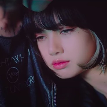 Sosok Pria yang Jadi Tempat Bersandar Lisa BLACKPINK di Teaser 'Lovesick Girls'