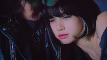 Sosok Pria yang Jadi Tempat Bersandar Lisa BLACKPINK di Teaser 'Lovesick Girls'