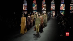 VIDEO: Kain Endek Tampil di Paris Fashion Week
