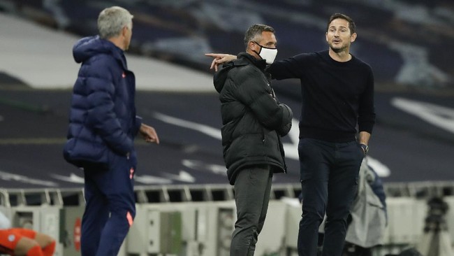 Jose Mourinho dan Frank Lampard telibat adu mulut di babak pertama duel Tottenham versus Chelsea dalam ajang Piala Liga Inggris.