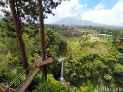 Kabarnya Mandi di Air Terjun Kedung Kayang Bikin Awet Muda
