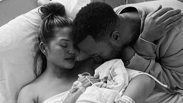 img-title Alami Pendarahan Hebat, Chrissy Teigen Keguguran