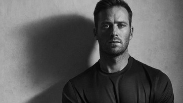 Fantasi Seks Tersebar, Armie Hammer Batal Main Film Bareng Jennifer Lopez