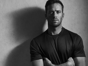 Fantasi Seks Tersebar, Armie Hammer Batal Main Film Bareng Jennifer Lopez