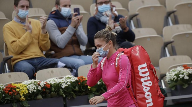 Petenis putri peringkat dua dunia Simona Halep dinyatakan positif virus corona atau Covid-19 pada Sabtu (31/10).