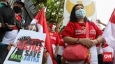 FOTO: Aksi Damai Pemegang Polis WanaArtha di Kejagung Sejumlah pemegang polis atau nasabah asuransi WanaArtha melakukan aksi damai di depan Kantor Jampidsus Kejagung RI, Jakarta, Kamis, (1/10).