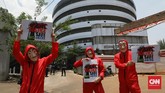 FOTO: Aksi Damai Pemegang Polis WanaArtha di Kejagung Sejumlah pemegang polis atau nasabah asuransi WanaArtha melakukan aksi damai di depan Kantor Jampidsus Kejagung RI, Jakarta, Kamis, (1/10).
