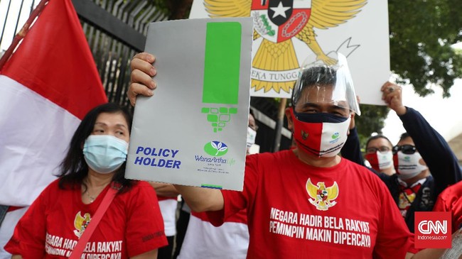 Kasus gagal bayar Wanaartha Life memakan korban jiwa. Salah satu nasabah meninggal di persidangan gugatan class action, Selasa (19/12).