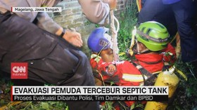 VIDEO: Evakuasi Pemuda Tercebur Septic Tank