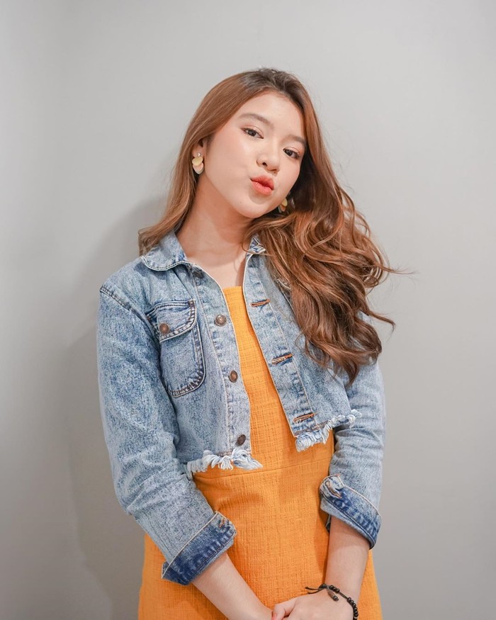 Wanita cantik Jebolan Indonesian Idol ini memadukan crop denim jacket dengan outfit berwarna oranye yang cerah. Fashion ala remaja ini bisa memberikan kesan yang fresh bagi para pemakainya lho. Nuansa yang simpel tapi terlihat modis pun membuat OOTD makin memesona. (Foto: www.instagram.com/tiaraandini/)