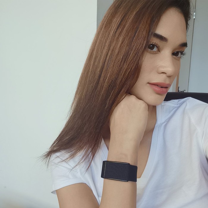 Potongan rambut sebahu ala Pia Wurtzbach ini membuat penampilan terlihat lebih bersemangat. Agar kesannya lebih ringan, bagian ujung rambut dibuat berlapis ataupun bertekstur. Sebaliknya, hindari potongan tumpul pada bagian ujungnya. Selain mode potongan, pewarnaan rambut juga bisa menjadi kunci. Silakan tambahkan warna netral yang cerah untuk hasil yang memukau. (Foto:Instagram.com/piawurtzbach)