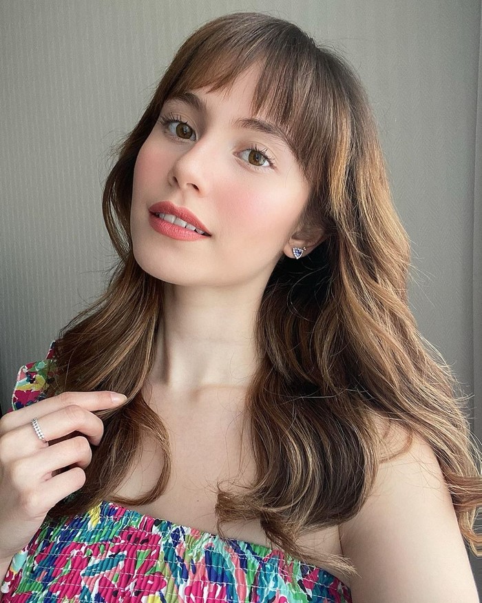 Potongan rambut ala Jessy Mendiola ini memiliki pinggiran penuh yang sangat menawan. Terlihat sangat modern untuk inspirasi gaya rambut 2020. Butuh beberapa waktu untuk menumbuhkannya dan kamu tinggal menunggu saja. Setelah itu, padukan dengan gaya rambut berlapis supaya tampilannya multi dimensi. (Foto: instagram.com/senorita_jessy)