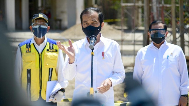 Presiden Jokowi menyebut pemerintah cari titik seimbang agar tak korbankan ekonomi yang bisa rugikan puluhan warga RI.