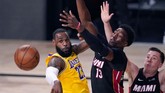 FOTO: Lakers Hajar Miami Heat di Game 1 Final NBA 2020 Los Angeles Lakers meraih kemenangan dominan atas Miami Heat pada game 1 final NBA 2020.