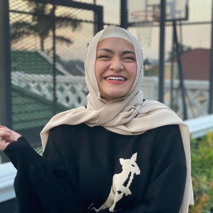<p>Nama Nathalie Holscher kini sering diperbincangkan lantaran dilamar oleh komedian papan atas, Sule. (Foto: Instagram @ferdinan_sule)</p>