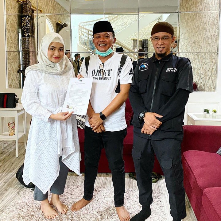 <p>Nathalie Holscher memutuskan untuk menjadi mualaf pada 22 September lalu. Sule turut hadir dalam momen penting itu lho. (Foto: Instagram @nathalieholscher)</p>