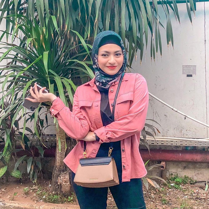 <p>Sejak menjadi mualaf, Nathalie Holscher terlihat sudah mengenakan jilbab, Bunda. (Foto: Instagram @nathalieholscher)</p>
