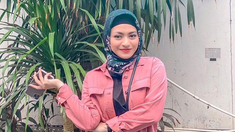 Pesona Nathalie Holscher, Calon Istri Sule yang Kini Berhijab - Foto 1