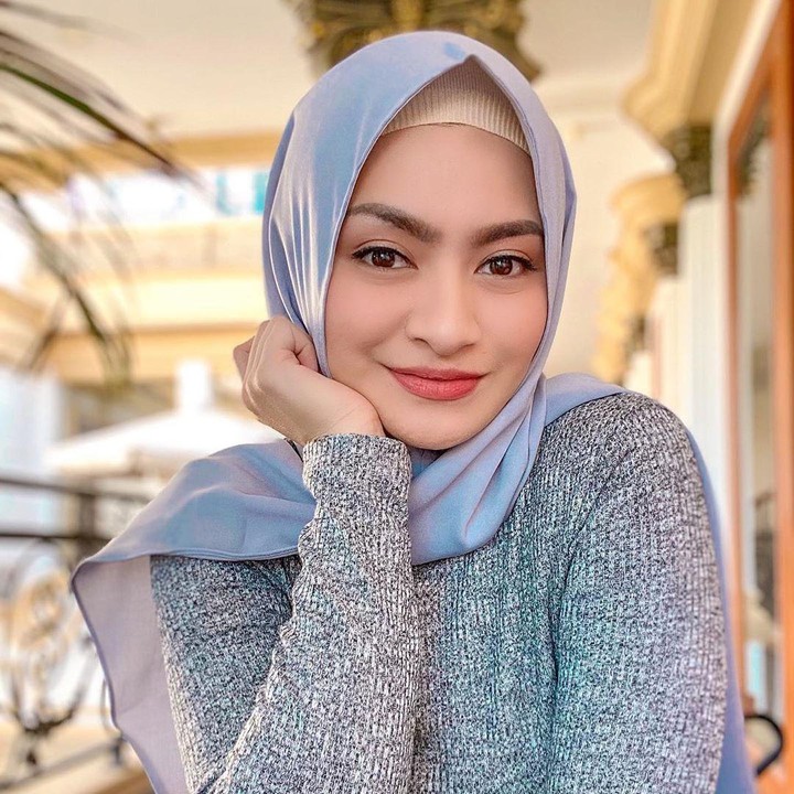 <p>Banyak netizen yang memuji Nathalie Holscher sangat cantik ketika berhijab, Bunda. (Foto: Instagram @nathalieholscher)</p>