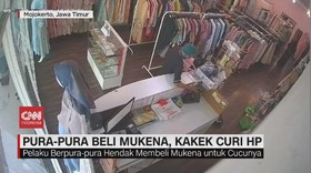 VIDEO: Pura-pura Beli Mukena, Kakek Curi HP Terekam CCTV