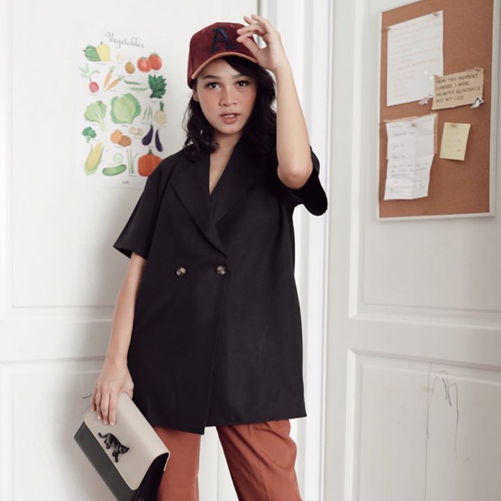 Padanan semi blazer lengan pendek dan celana lurus tentu cocok buat inspirasi ibu menyusui ke kantor. Potongan double-breasted pada busananya akan memudahkan Bunda saat memerah ASI. (Instagram @andienaisyah)