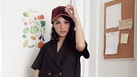 Padanan semi blazer lengan pendek dan celana lurus tentu cocok buat inspirasi ibu menyusui ke kantor. Potongan double-breasted pada busananya akan memudahkan Bunda saat memerah ASI. (Instagram @andienaisyah)