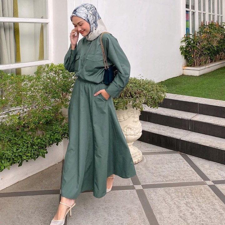 Alternatif lain jika ingin menggunakan dress ke kantor bisa coba bergaya ala Indah Nada Puspita. Cukup mengenakan dress yang menyerupai setelan kemeja dan rok ini sudah memberikan tampilan stylish.(Instagram @indahnadapuspita)