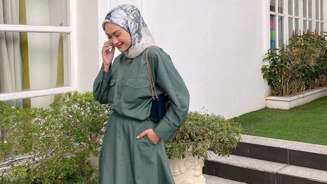 7 Potret Inspirasi Baju  Ibu Menyusui  ala Selebriti untuk 