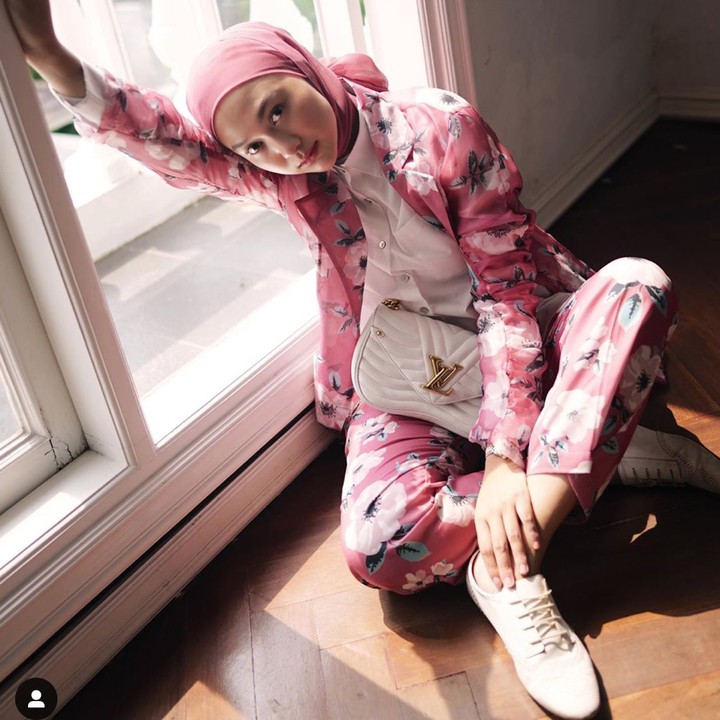 Bunda berhijab wajib melihat gaya busana Indah Nada Puspita ketika sedang mencari inspirasi fashion ibu menyusui. Lihat perpaduan flower suit yang eksentrik sekaligus klasik. (Instagram @indahnadapuspita)