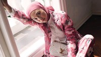 Bunda berhijab wajib melihat gaya busana Indah Nada Puspita ketika sedang mencari inspirasi fashion ibu menyusui. Lihat perpaduan flower suit yang eksentrik sekaligus klasik. (Instagram @indahnadapuspita)