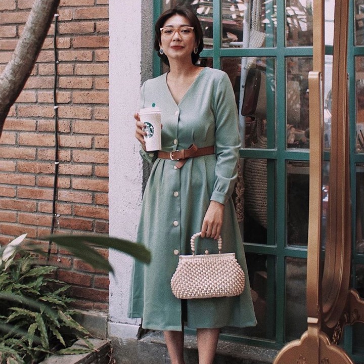 Buat Bunda yang suka bergaya vintage, tengok penampilan Claradevi. Opsi dress polos berkancing besar memberikan tampilan siluet vintage yang tentu bisa menjadi inspirasi fashion ibu menyusui ke kantor. (Instagram @lucedaleco)