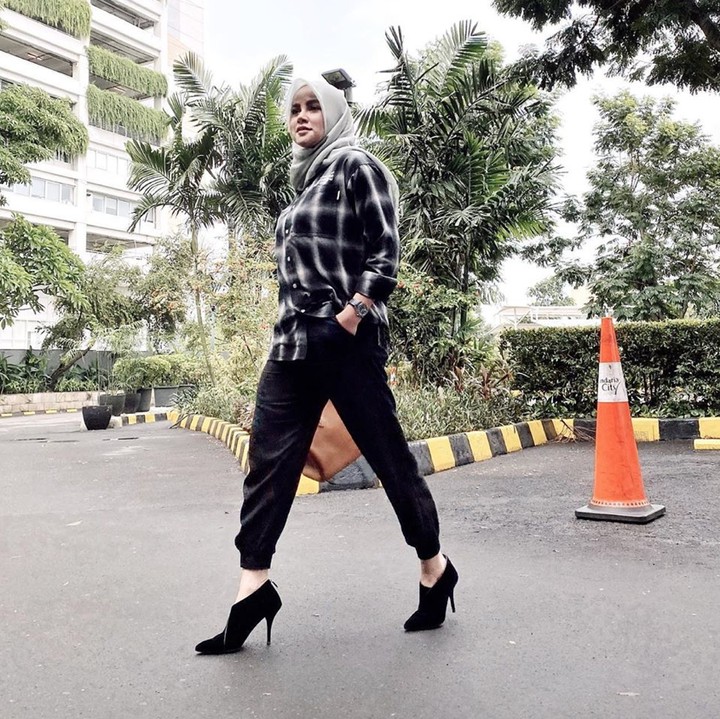 Meski tidak sedang menyusui, padu padan busana Olla Ramlan ini bisa menjadi inspirasi fashion ibu menyusui untuk ke kantor. Kombinasi kemeja tartan yang sedang tren dan celana beggy hitam pekat cocok buat bergaya monokrom. (Instagram @ollaramlanaufar)<br /><br />
