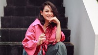 Lihat gaya Andien Aisyah yang mengenakan kemeja crop top warna shocking pink. Padukan sesekali dengan celana jeans palazzo yang atraktif. Super stylish dan epik, Bunda. (Instagram @andienaisyah)