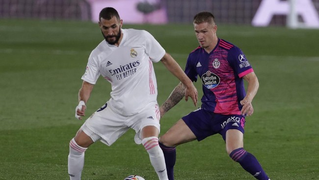 Karim Benzema menyebut Ronaldo Luis Nazario de Lima sebagai striker terbaik dan tidak bisa disamakan dengan pemain-pemain lain.