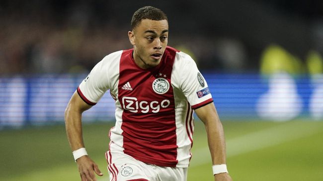 Sergino Dest: Tolak Koeman di Timnas Belanda, Jumpa di Barca Sergino Dest pernah menolak tawaran bela timnas Belanda yang dilatih Ronald Koeman tapi kini bekerja sama di Barcelona.