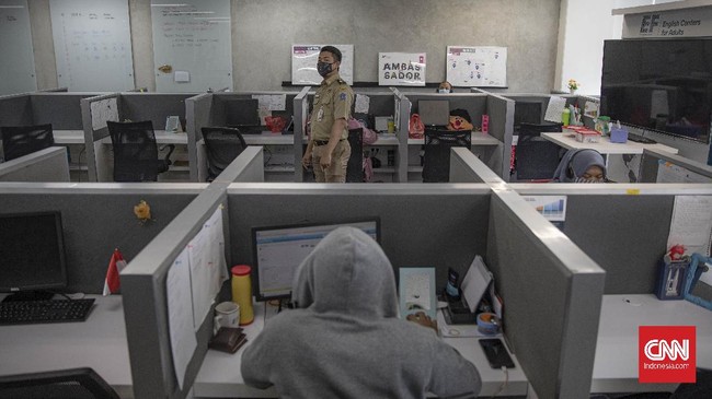 Pemprov DKI Jakarta memutuskan persentase karyawan bekerja di kantor tetap 50 persen usai berkoordinasi dengan Satgas Covid-19 dan pemerintah pusat.