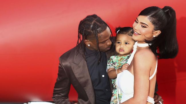 Berbeda dari anak-anak lain seusianya, Stormi Webster yang baru masuk TK bakal punya label bisnisnya sendiri. Hal ini disiratkan Kylie dalam videonya.