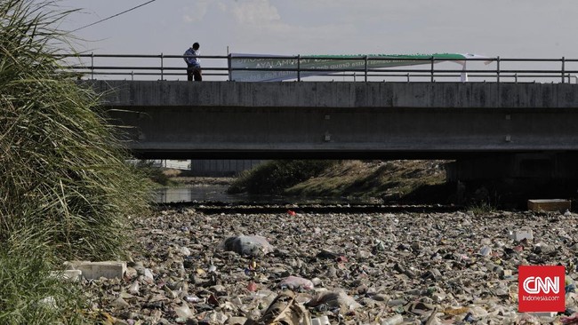 Aktivitas linkungan cilik Aeshnina Azzahra Aqilani meminta Presiden Joko Widodo menghentikan impor sampah plastik dan mengawasi pelaku industri nakal.