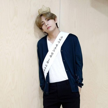 Bikin Iri, V BTS Sering Kasih Hadiah & Makanan Pada Perempuan Ini