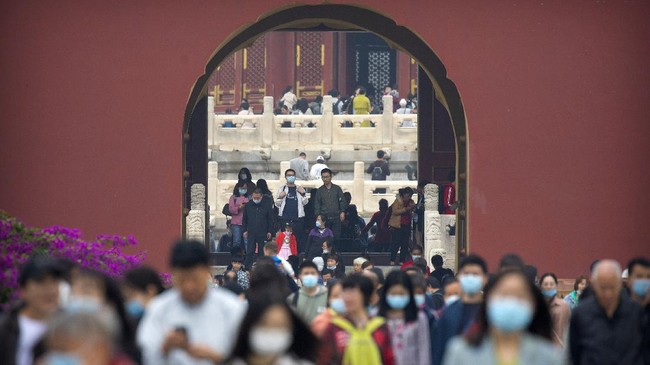 Perekonomian China diproyeksi tumbuh 1,6 persen pada 2020, berbanding terbalik dengan proyeksi PDB dunia yang diramal kontraksi 5,2 persen.
