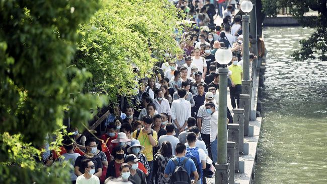 Sekitar 10 juta penduduk China diperkirakan bakal bertumpuk di kereta dalam masa liburan panjang nasional di Negara Panda pada tahun ini.