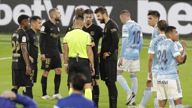Lionel Messi bersama Gerard Pique dan Ronald Koeman tertangkap kamera mengerubungi wasit Carlos del Cerro untuk memprotes kartu merah kepada Clement Lenglet.