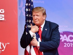 Donald Trump Positif Corona, Sempat Diam-diam Pakai Masker di Pabrik Ford
