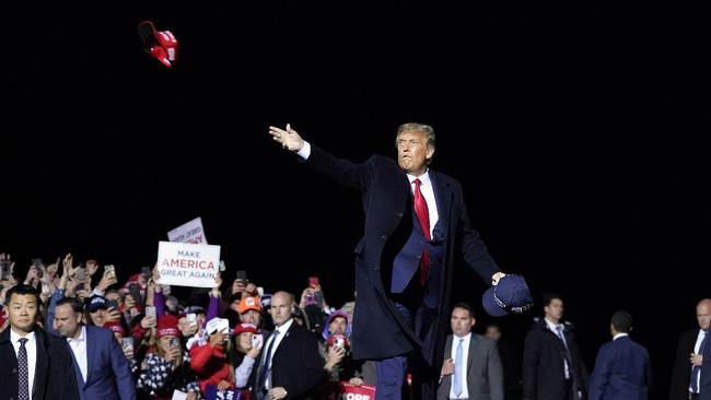 Tim kampanye Donald Trump mengatakan tidak akan mengubak protokol kesehatan kendati ia telah divonis terinfeksi virus corona.